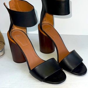 Givenchy Paris leather sandal black w/round wood heel4”